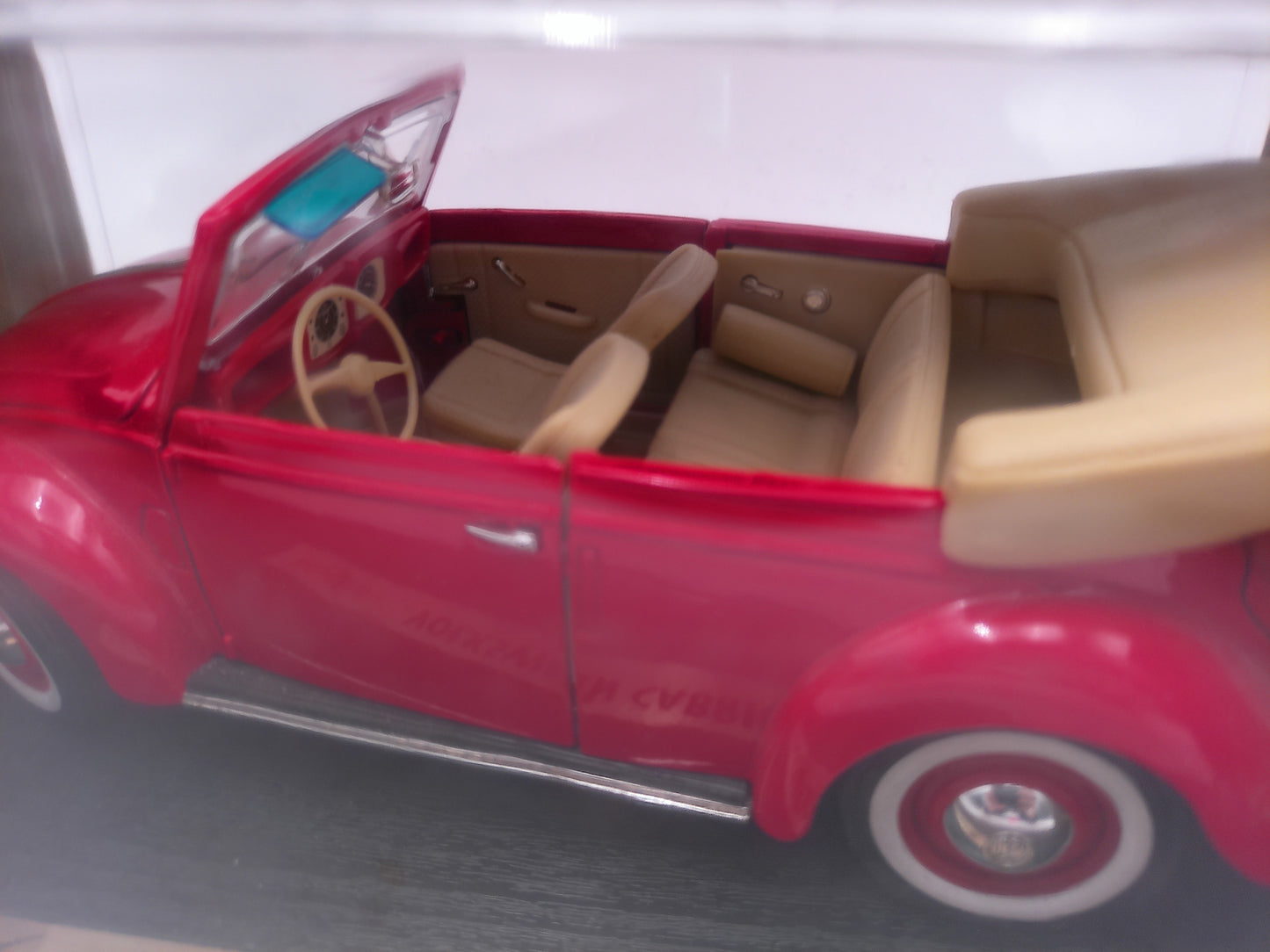 Maisto Special Edition 1951 Volkswagen Cabriolet 1/18 Red
