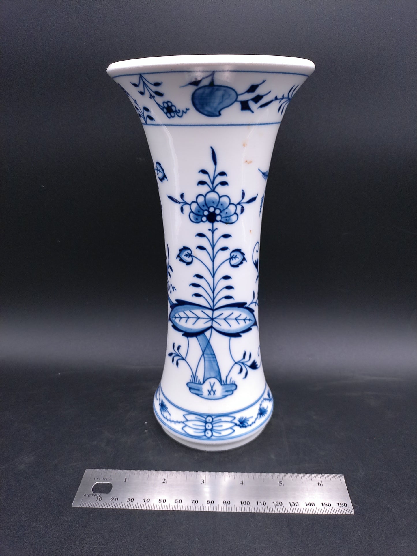 Meissen Blue Onion Vase "Neuer Ausschnitt" white rim H 25 cm