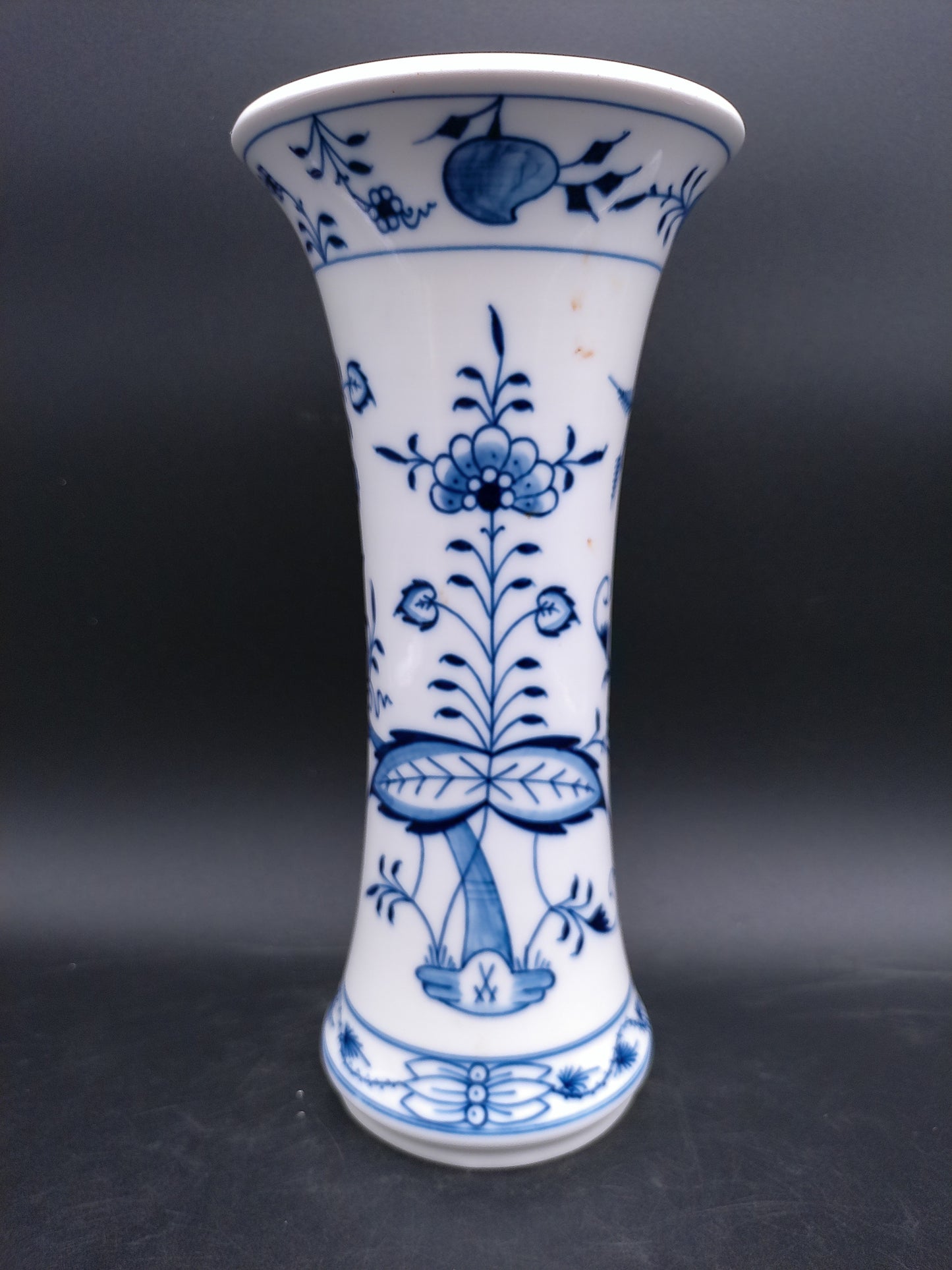 Meissen Blue Onion Vase "Neuer Ausschnitt" white rim H 25 cm