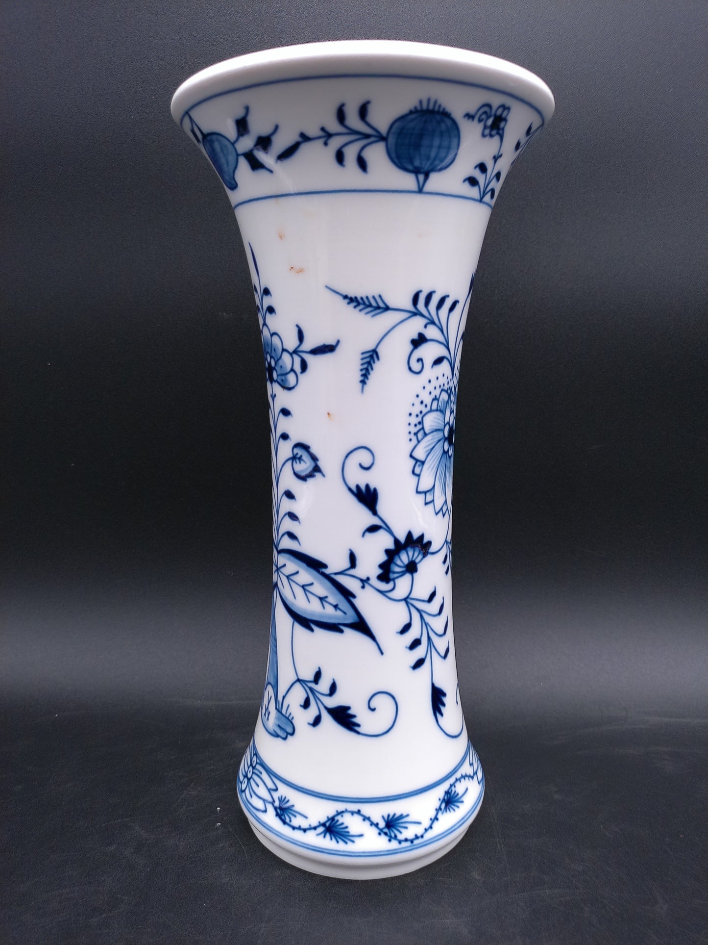 Meissen Blue Onion Vase "Neuer Ausschnitt" white rim H 25 cm