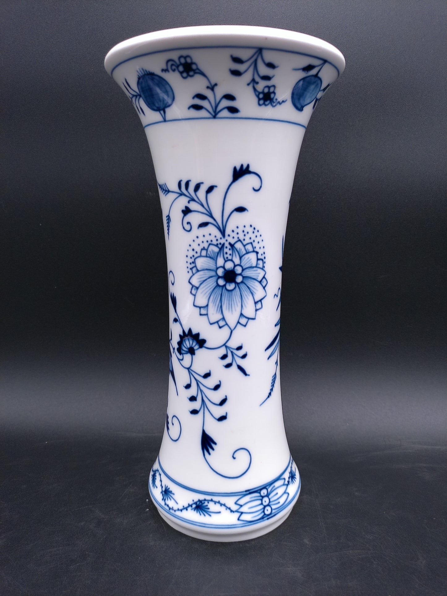 Meissen Blue Onion Vase "Neuer Ausschnitt" white rim H 25 cm