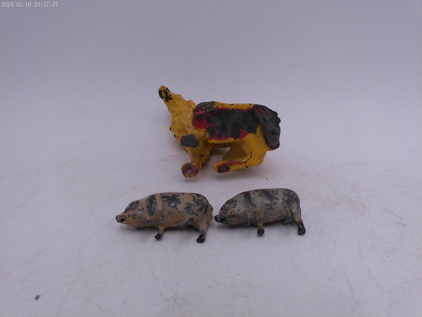 RARE Vintage Metal Dog and 2 small pigs Statue