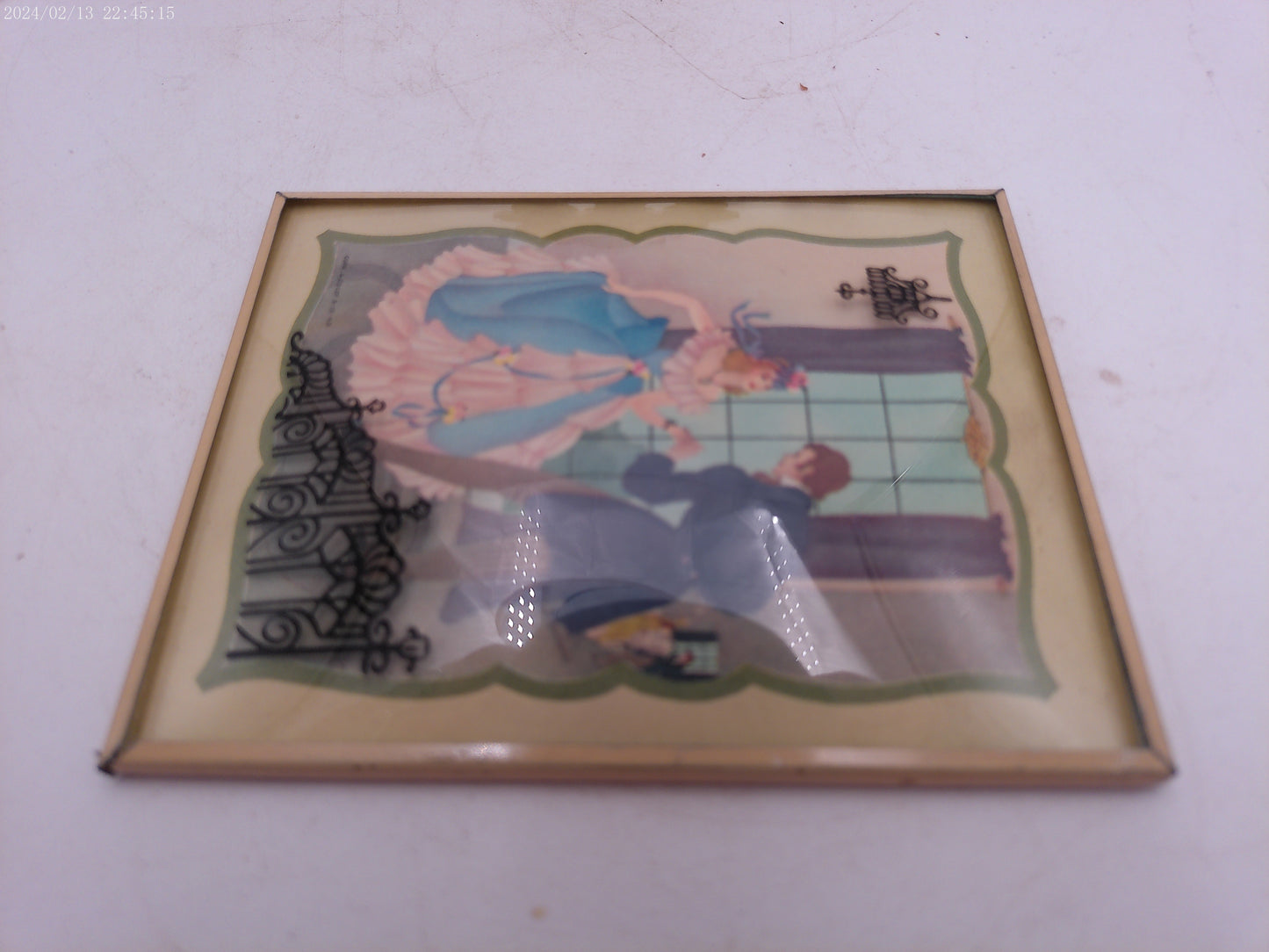 Glass Convex Silhouette Framed Picture Couple Holding Hands B44