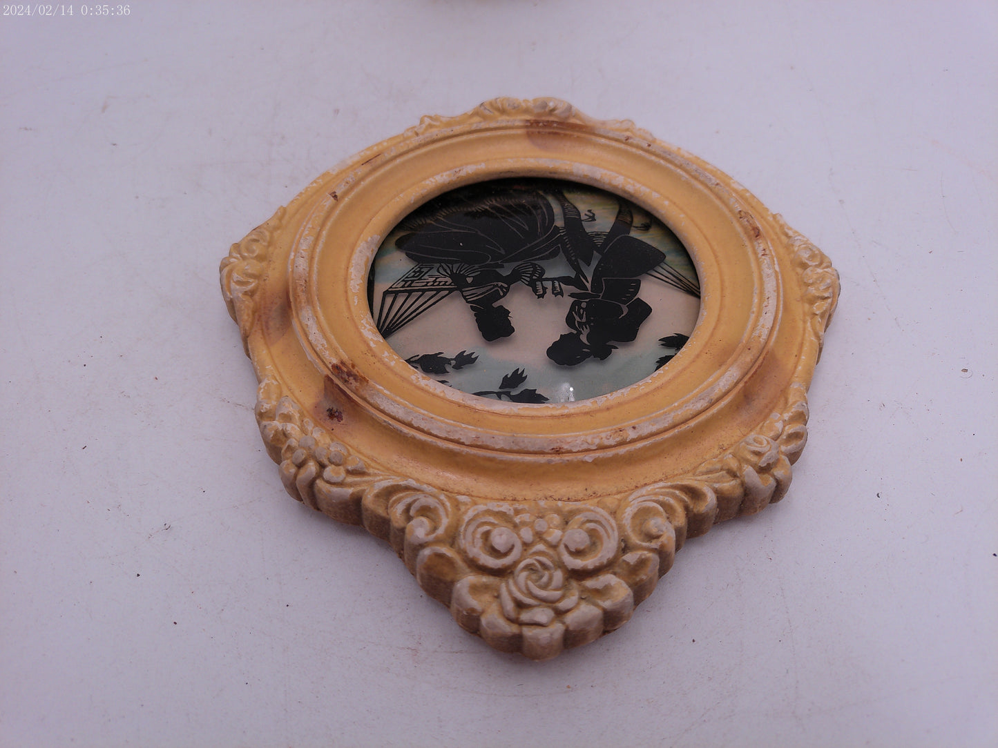Glass Convex Silhouette Round Framed Picture Couple on hammock B418