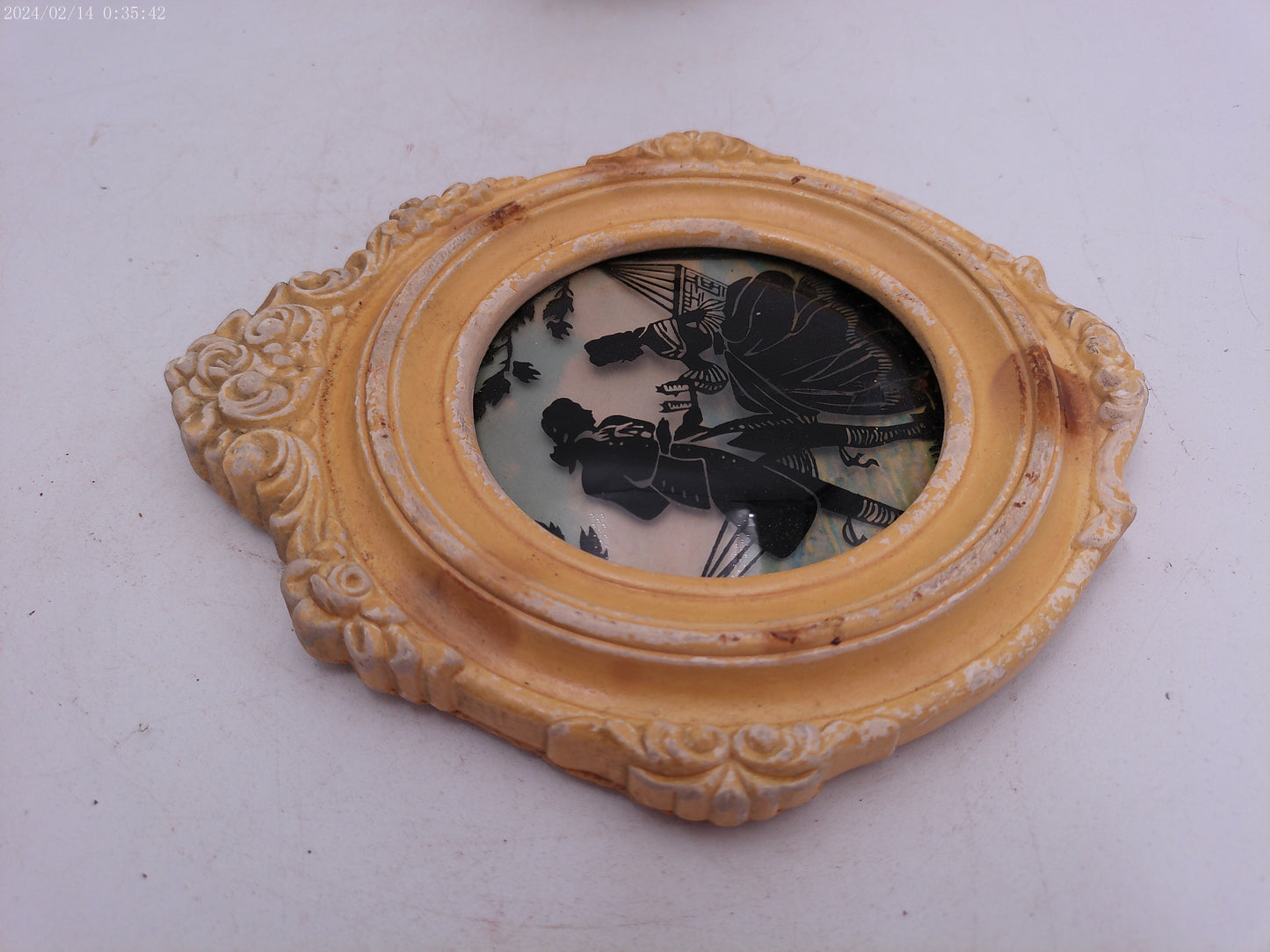 Glass Convex Silhouette Round Framed Picture Couple on hammock B418