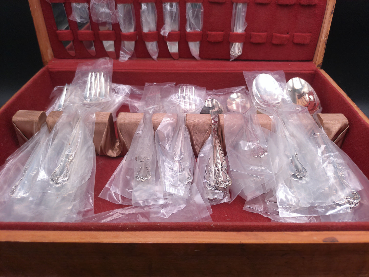 Rogers & Bro. Silverware Flatware in Wood Chest 50 pcs
