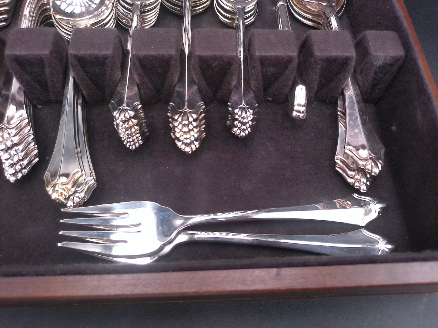 Stainless Steel Oneida Flatware Set Complete Set of 12 Knifes Forks Spoons USA with Case