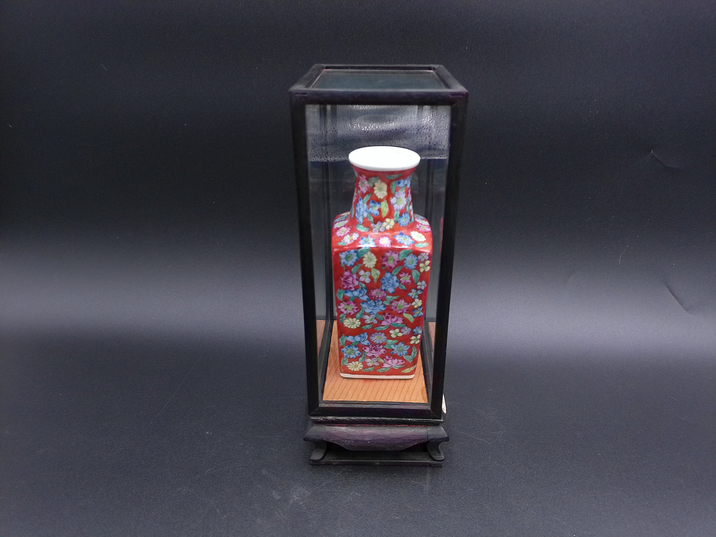 Vase Small Chinese Red Enamel Porcelain Flower desgin in Glear Case Vintage