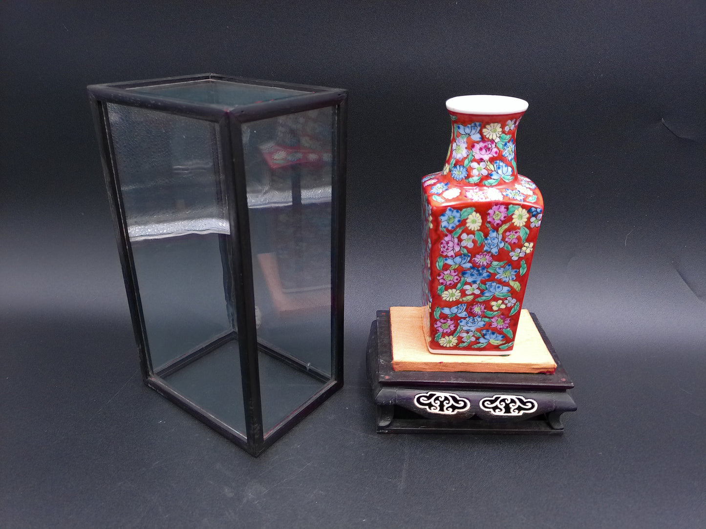 Vase Small Chinese Red Enamel Porcelain Flower desgin in Glear Case Vintage
