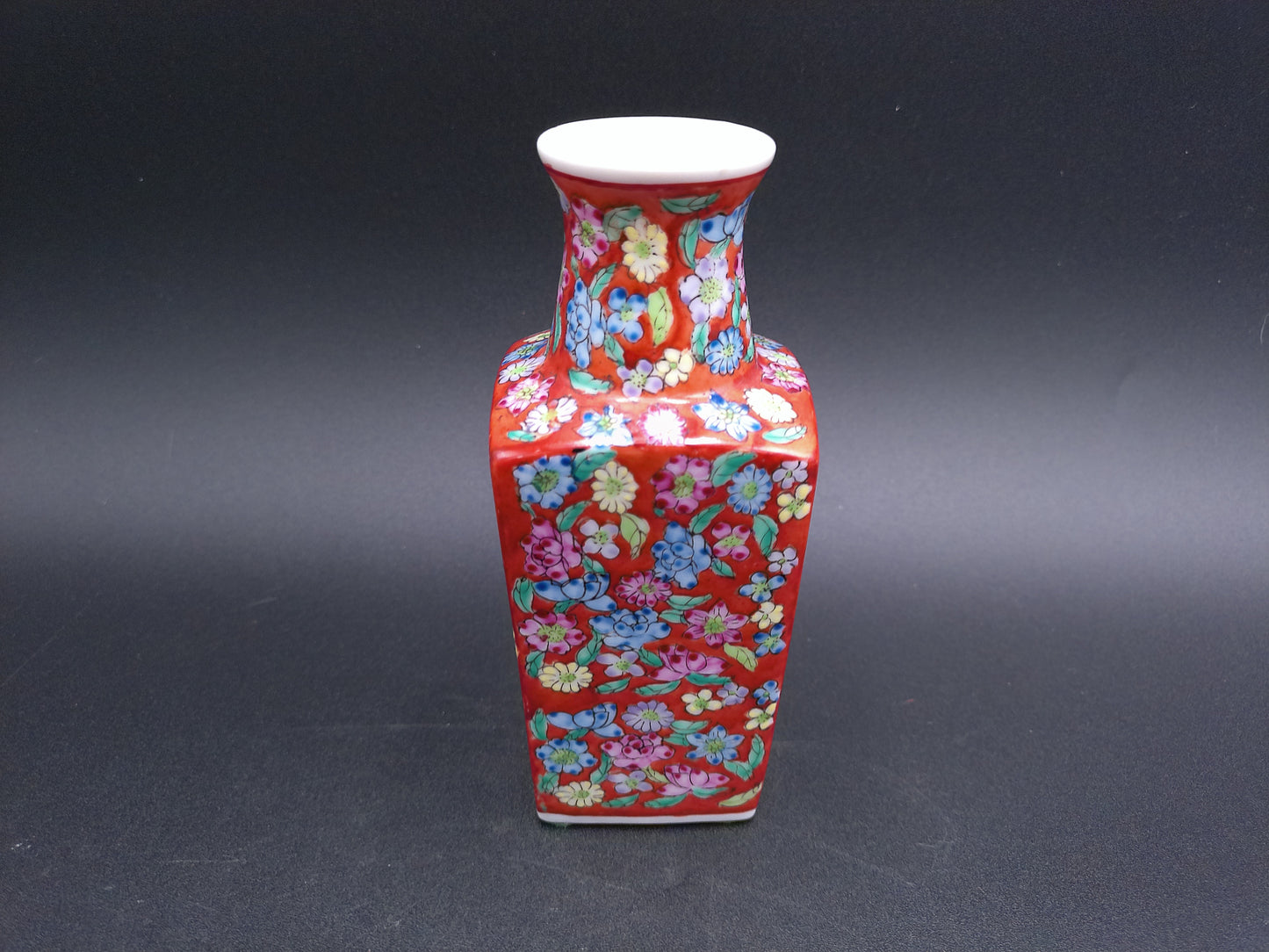 Vase Small Chinese Red Enamel Porcelain Flower desgin in Glear Case Vintage