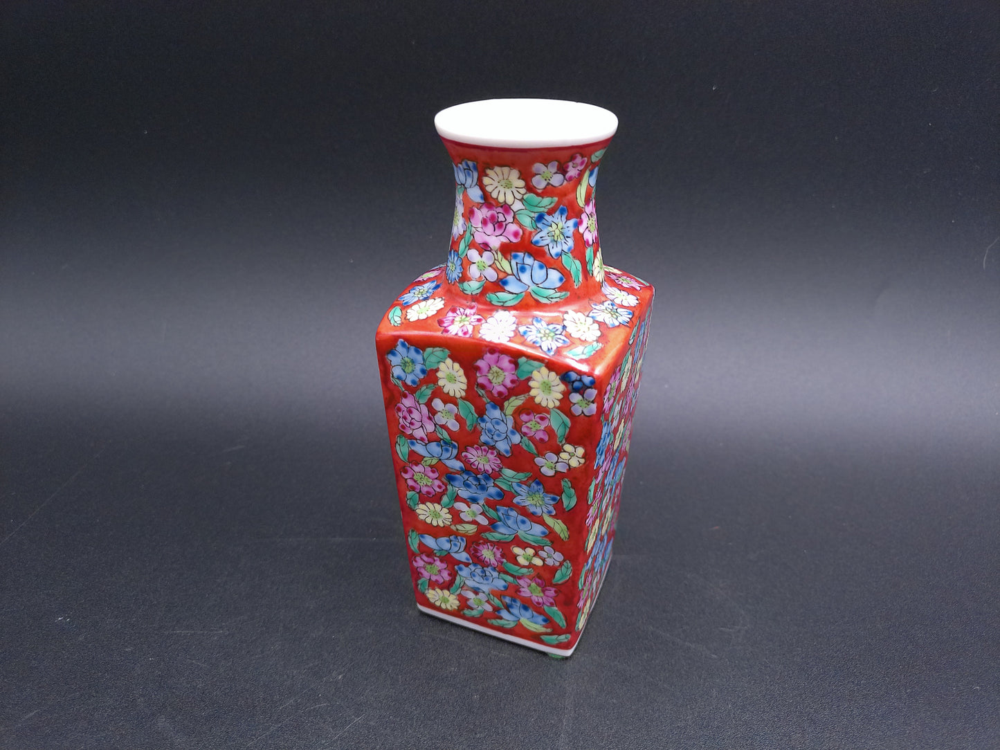 Vase Small Chinese Red Enamel Porcelain Flower desgin in Glear Case Vintage