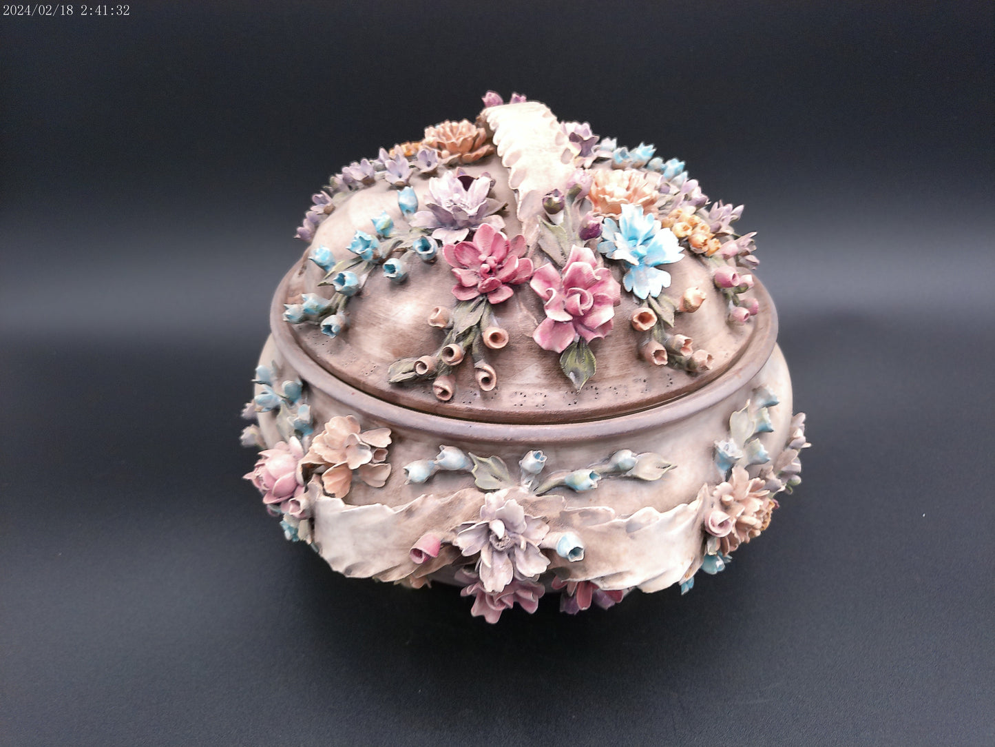 Capodimonte flower Centerpiece Bowl wih lid vintage