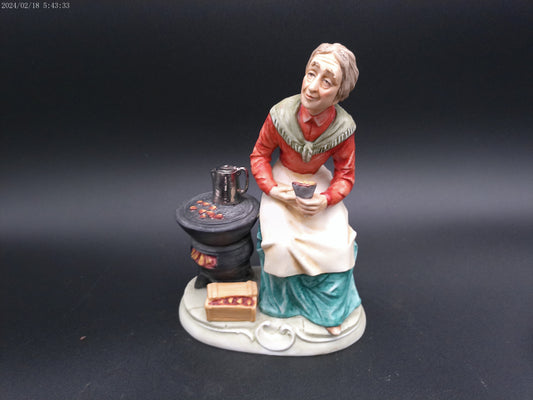 Bruno Capodimonte Merli Old Women Roasting Nuts Figurine 1044 8” Tall