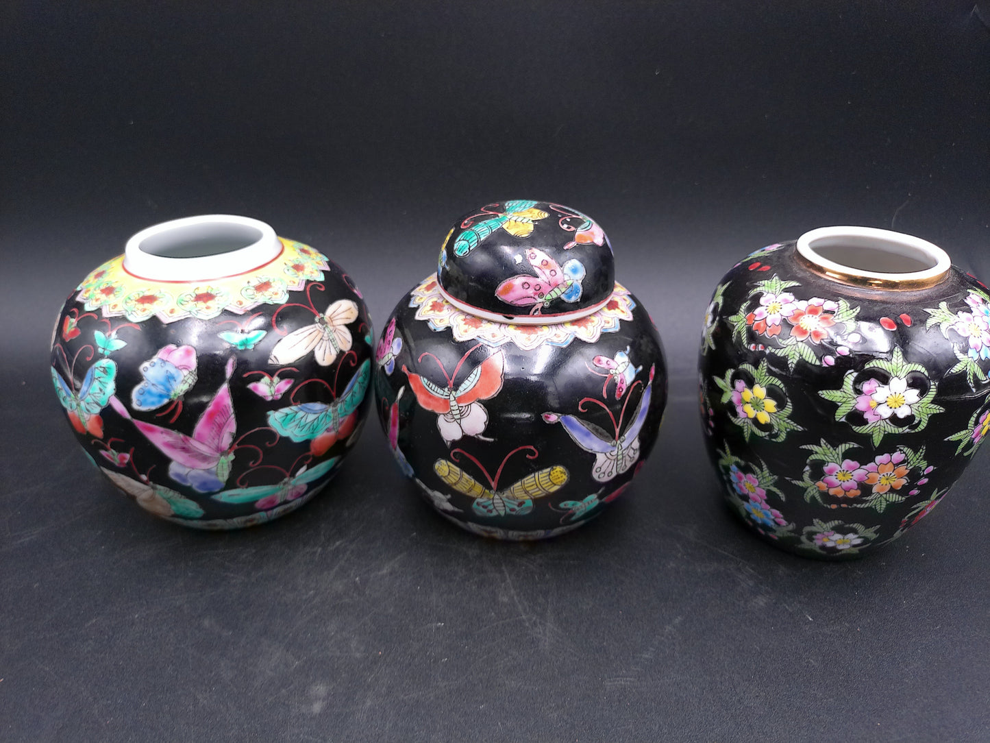 Chinese export ceramic and 1 with top of 3 jiger jar vase butterfly and flower design