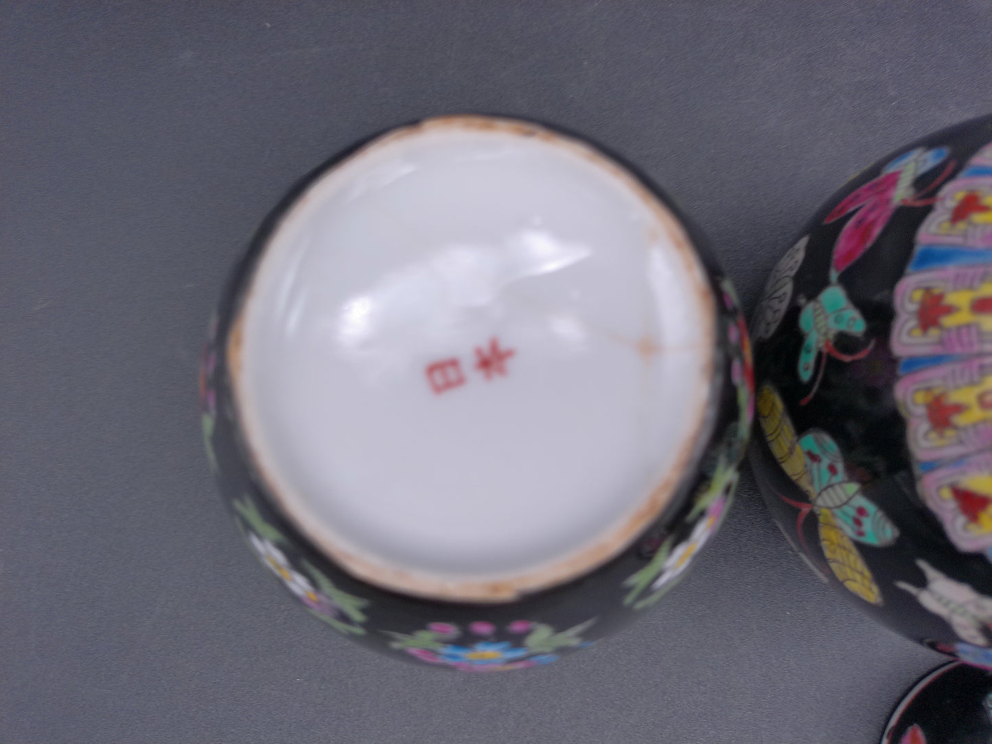 Chinese export ceramic and 1 with top of 3 jiger jar vase butterfly and flower design