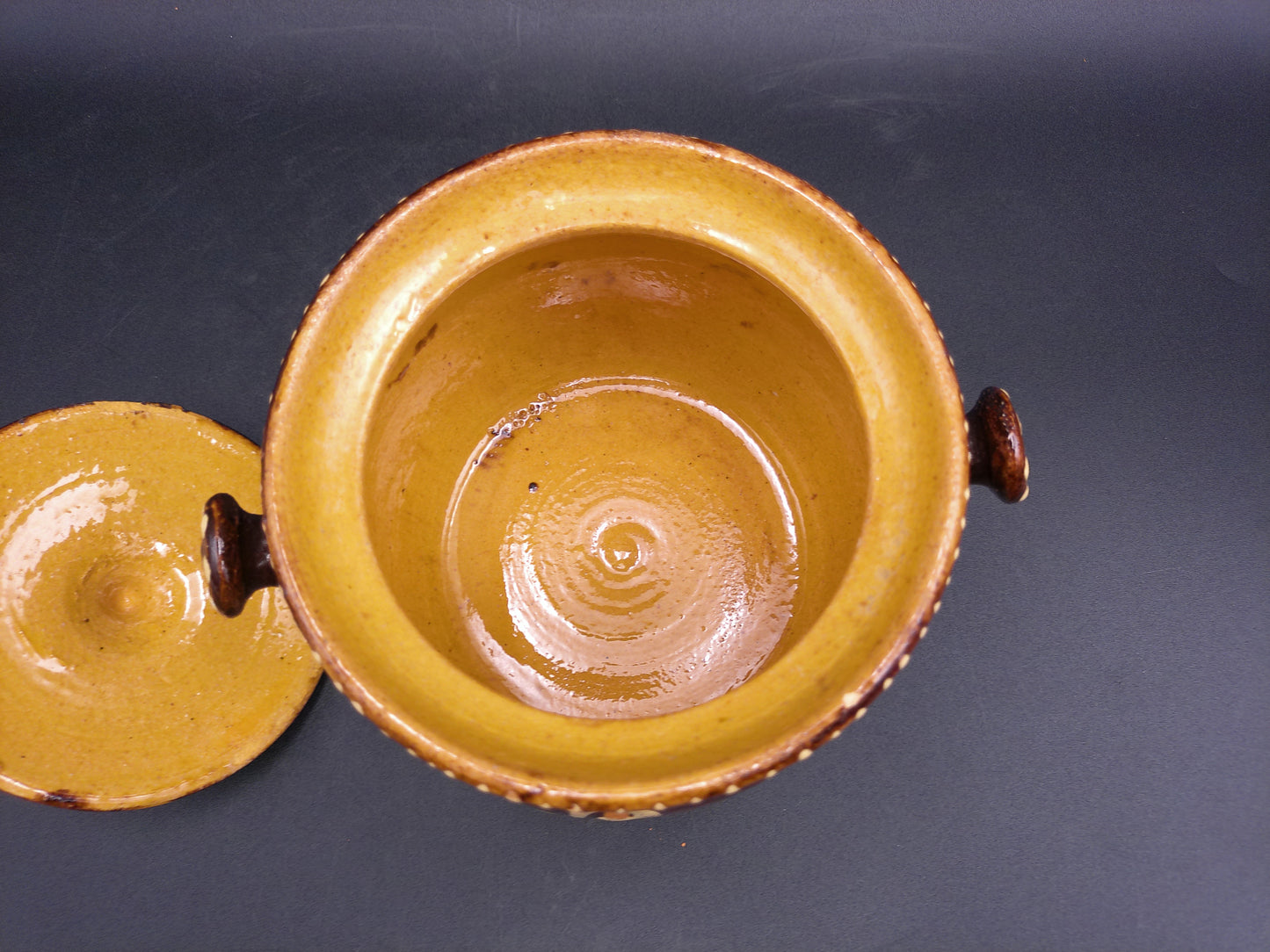 Bowl Pot With Lid Unique Design Pattern and 2 pitchers Vintage