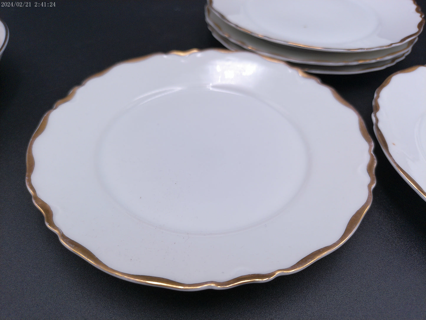 Bone China Dinnerware 5 plates and 1 dish Gold design