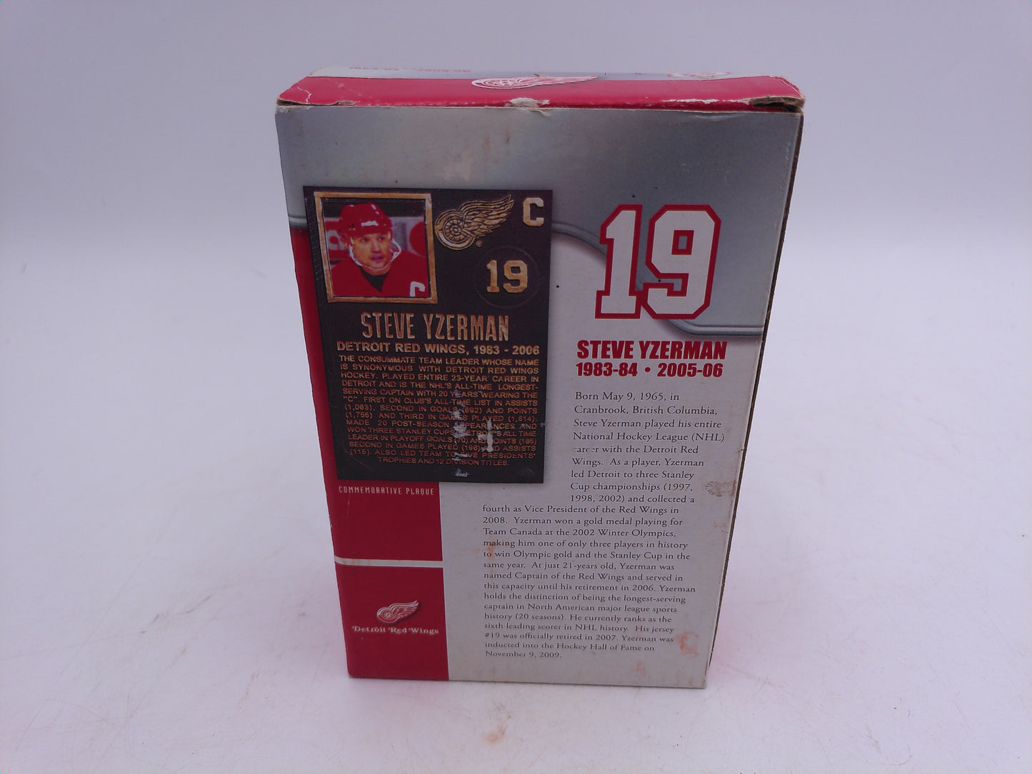 Steve Yzerman The Captain NHL Plaque box and pin