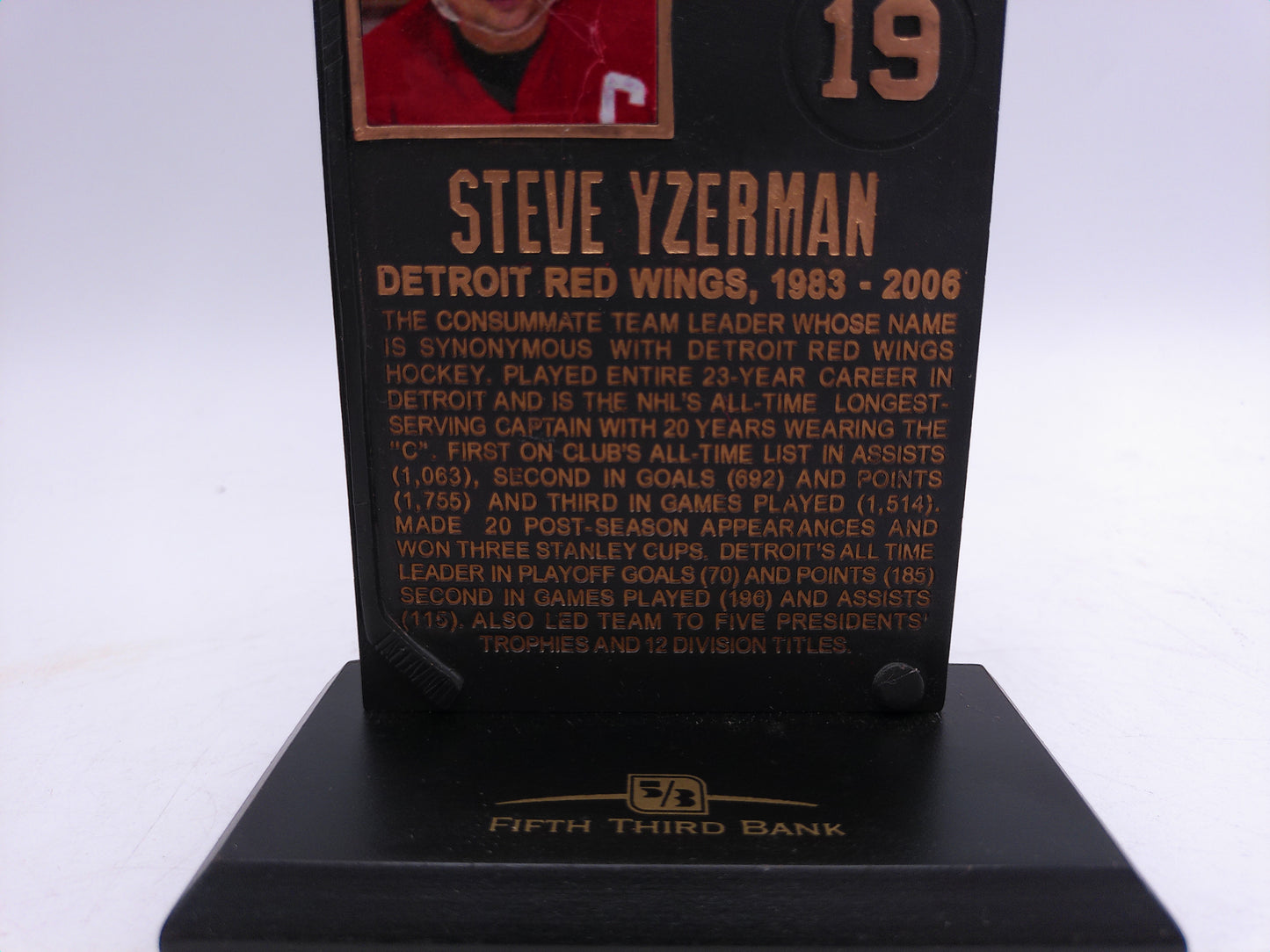 Steve Yzerman The Captain NHL Plaque box and pin
