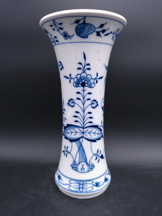Meissen Blue Onion Vase "Neuer Ausschnitt"   white rim H 25 cm