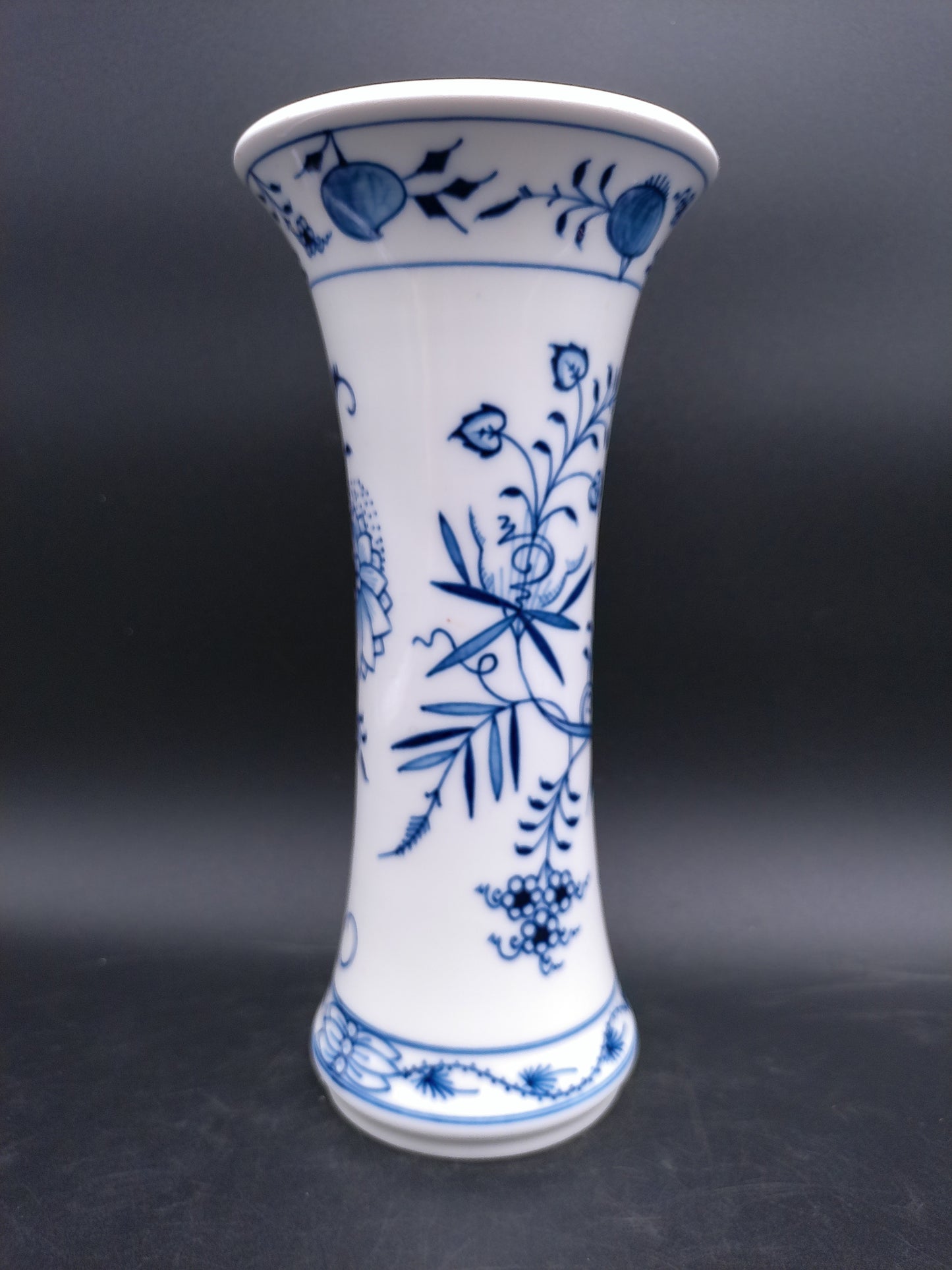 Meissen Blue Onion Vase "Neuer Ausschnitt"   white rim H 25 cm