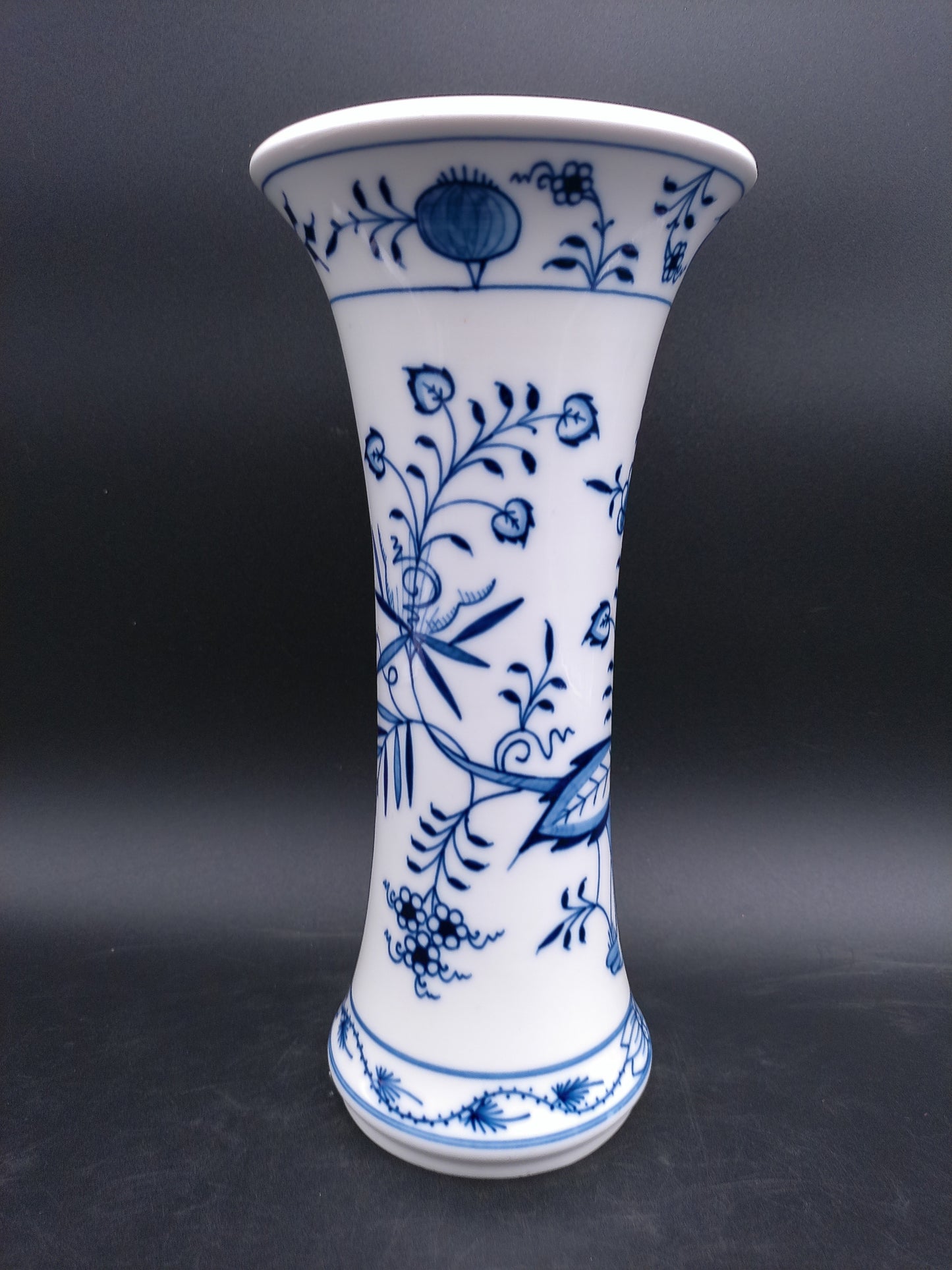 Meissen Blue Onion Vase "Neuer Ausschnitt"   white rim H 25 cm