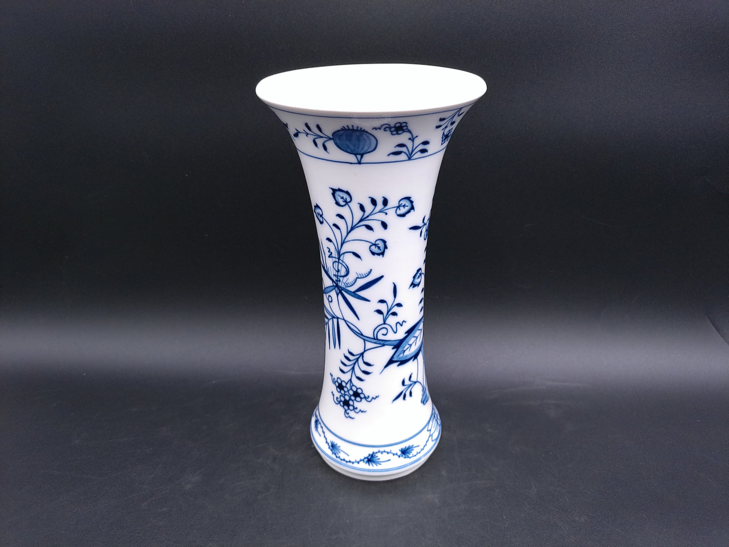 Meissen Blue Onion Vase "Neuer Ausschnitt"   white rim H 25 cm
