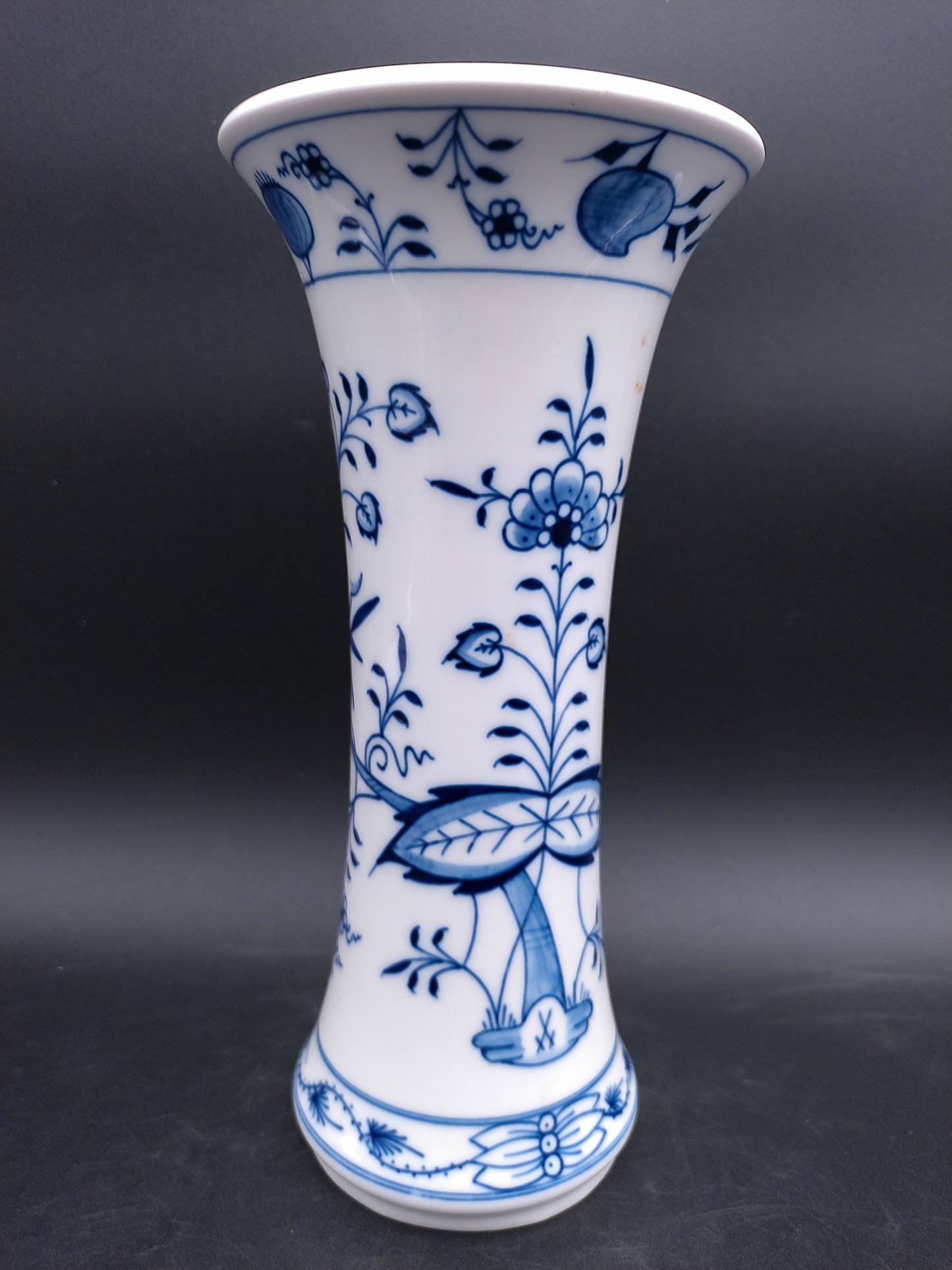 Meissen Blue Onion Vase "Neuer Ausschnitt"   white rim H 25 cm