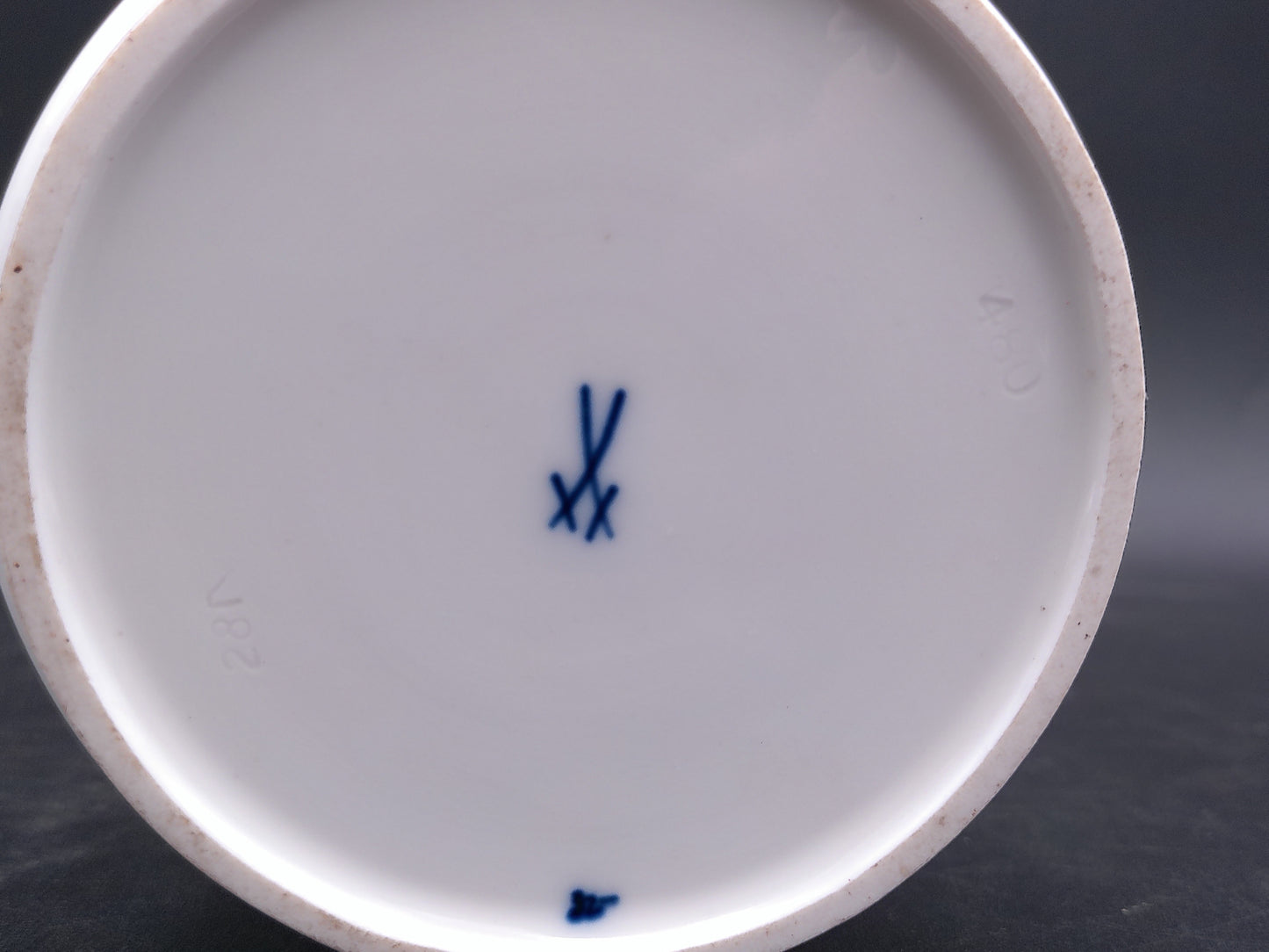 Meissen Blue Onion Vase "Neuer Ausschnitt"   white rim H 25 cm