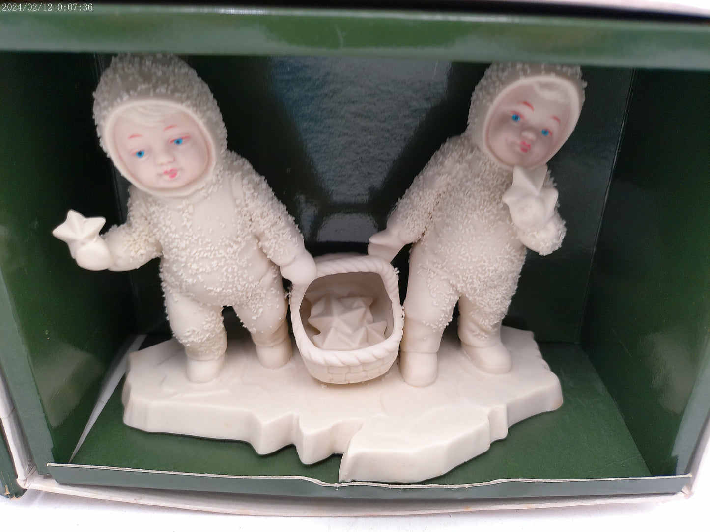 Snowbabies    #79855, Couple holding basket  Figure Figurine Statue P23