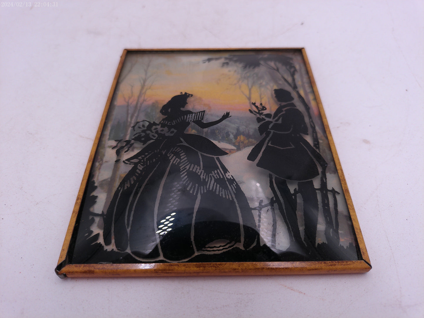 Glass Convex Silhouette Framed Picture Couple with Flowers  B37