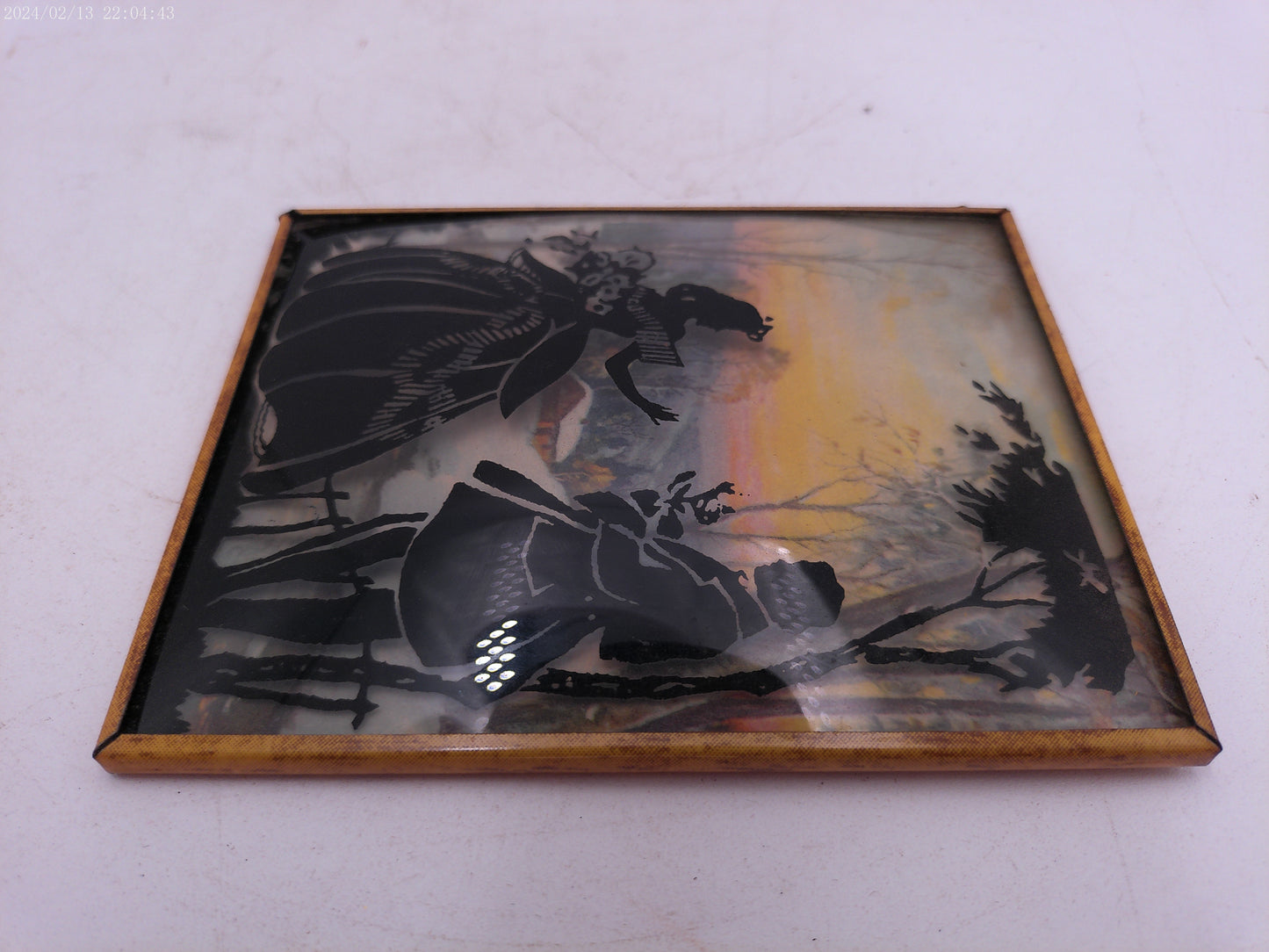 Glass Convex Silhouette Framed Picture Couple with Flowers  B37