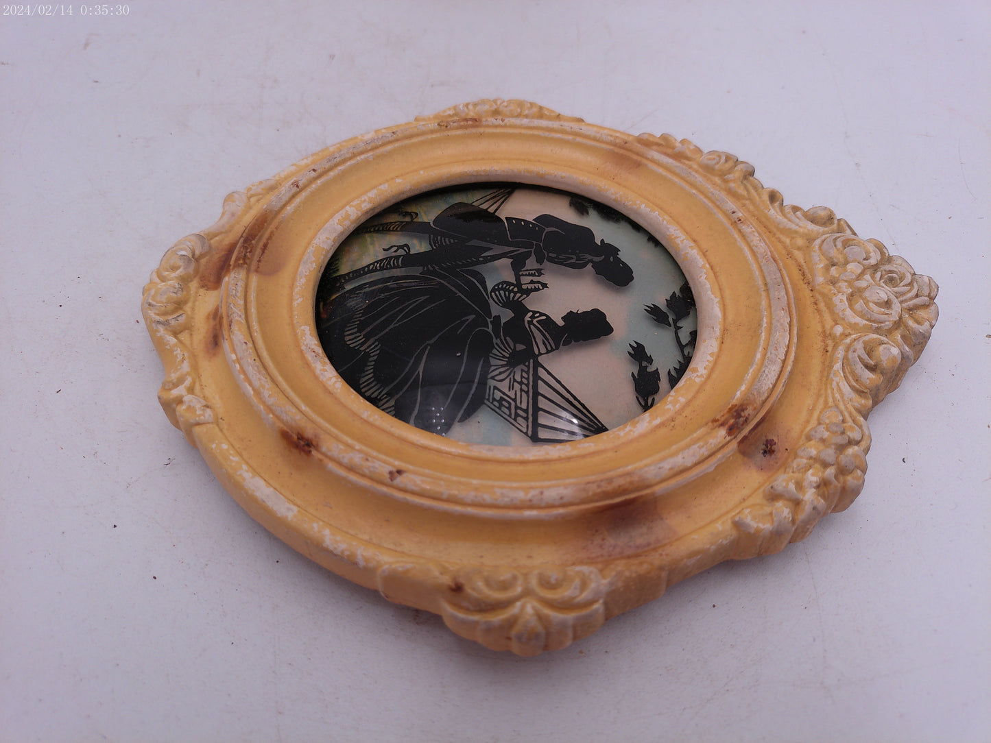 Glass Convex Silhouette Round Framed Picture Couple on hammock  B418