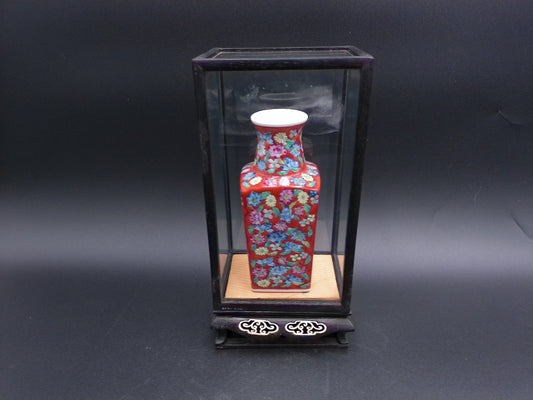 Vase Small Chinese Red Enamel Porcelain Flower desgin in Glear Case Vintage