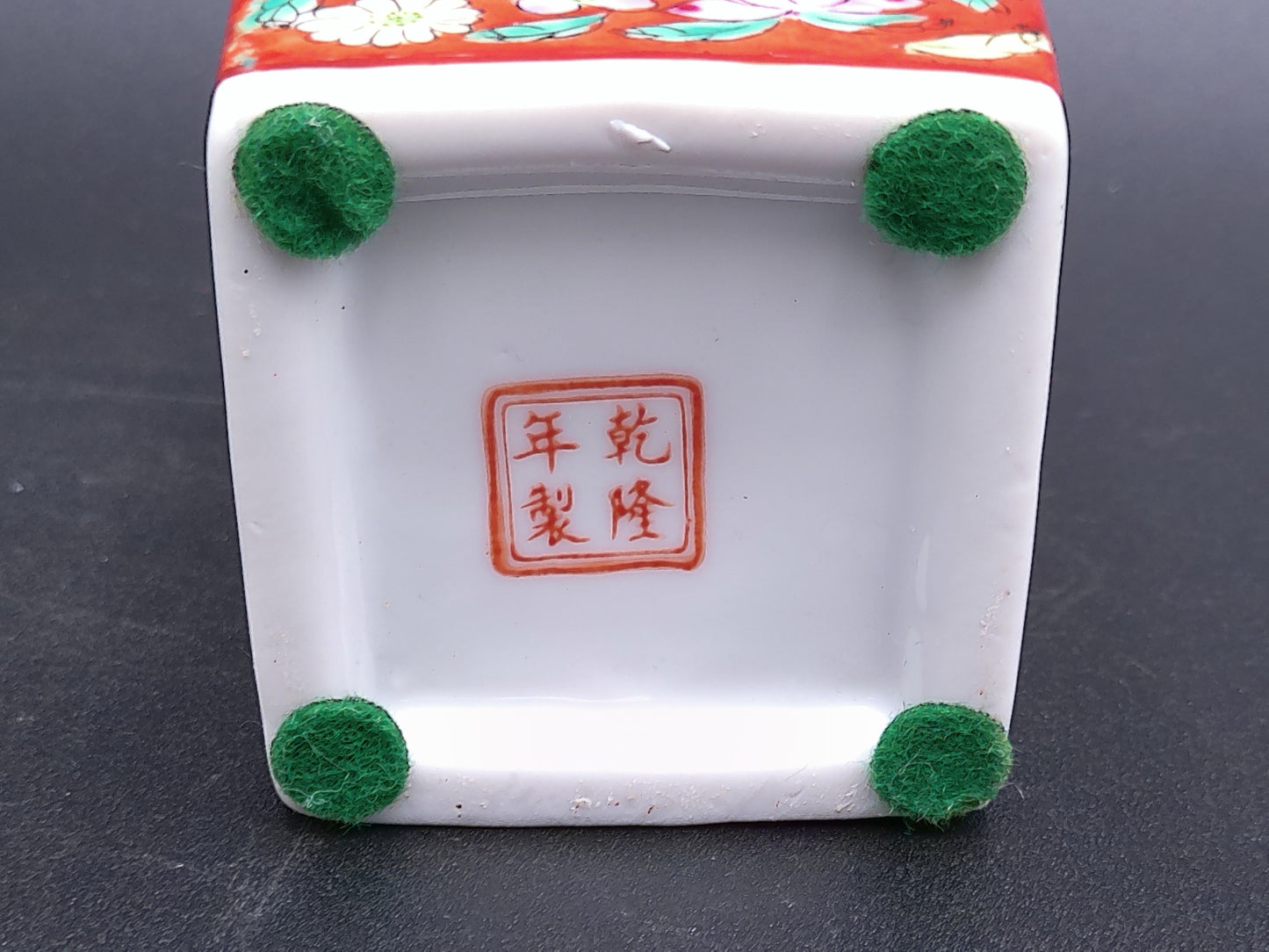 Vase Small Chinese Red Enamel Porcelain Flower desgin in Glear Case Vintage