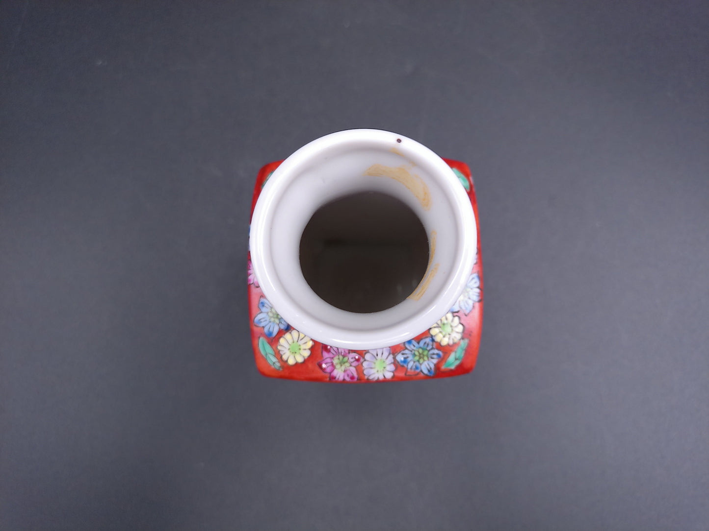 Vase Small Chinese Red Enamel Porcelain Flower desgin in Glear Case Vintage