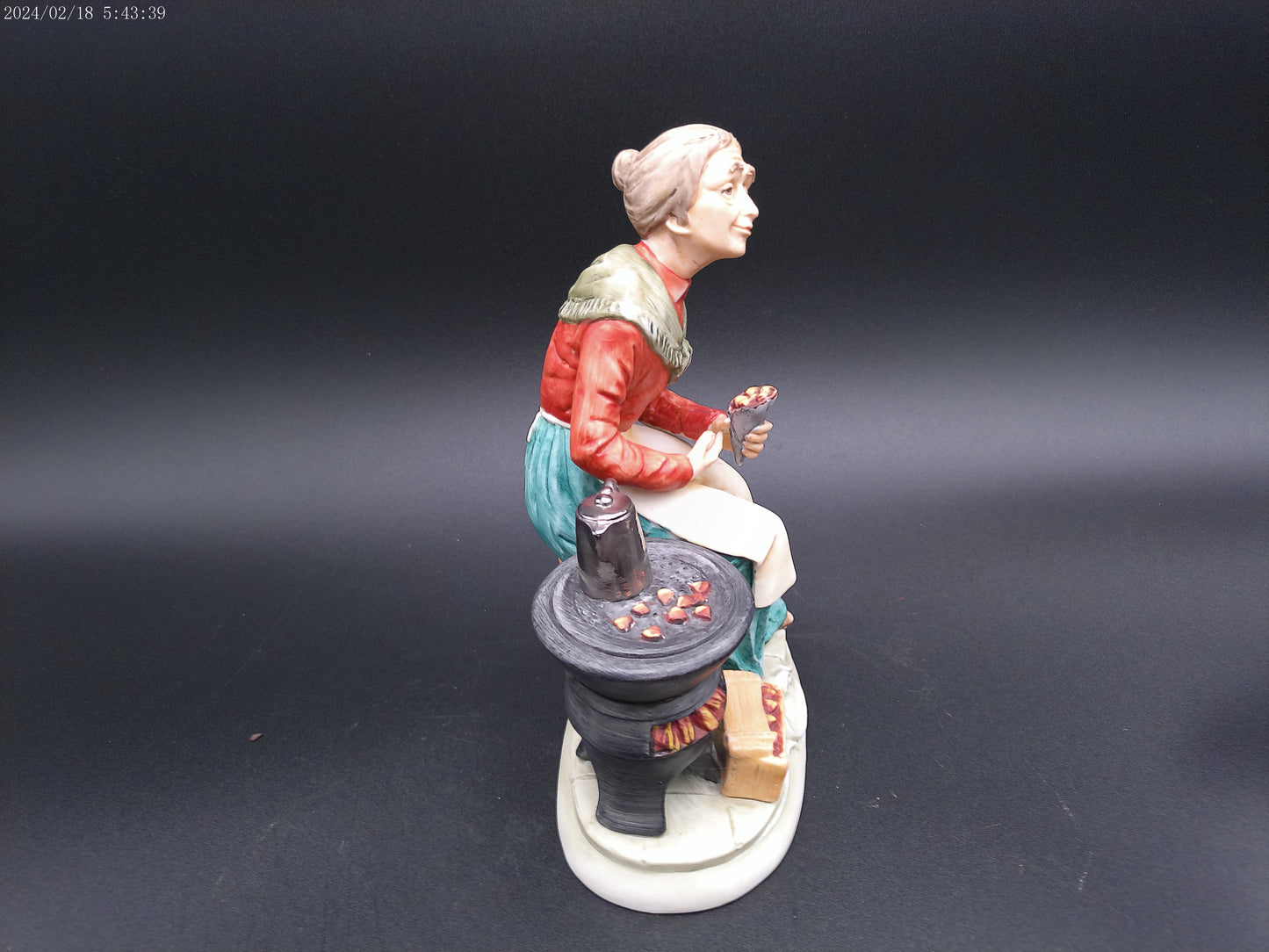 Bruno Capodimonte Merli Old Women Roasting Nuts Figurine 1044 8” Tall