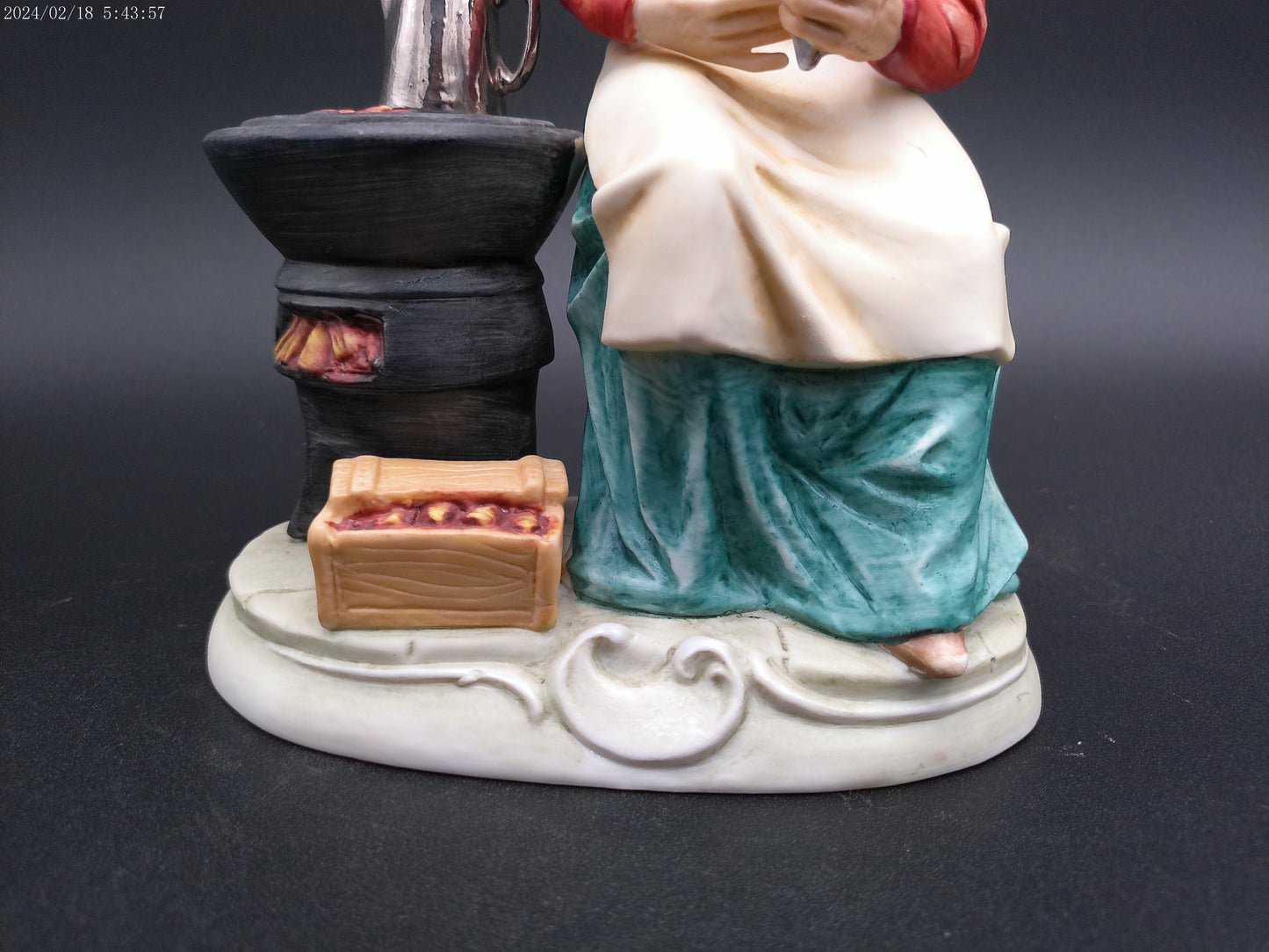 Bruno Capodimonte Merli Old Women Roasting Nuts Figurine 1044 8” Tall
