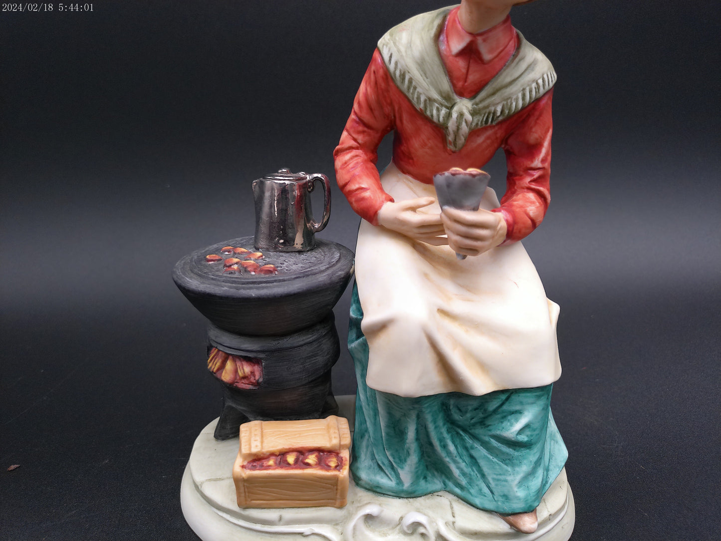 Bruno Capodimonte Merli Old Women Roasting Nuts Figurine 1044 8” Tall