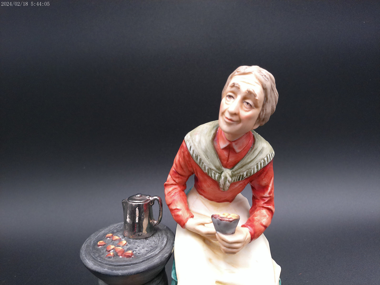 Bruno Capodimonte Merli Old Women Roasting Nuts Figurine 1044 8” Tall