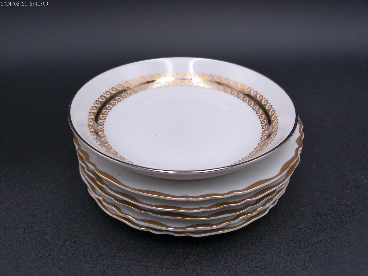 Bone China Dinnerware  5 plates and 1 dish Gold design