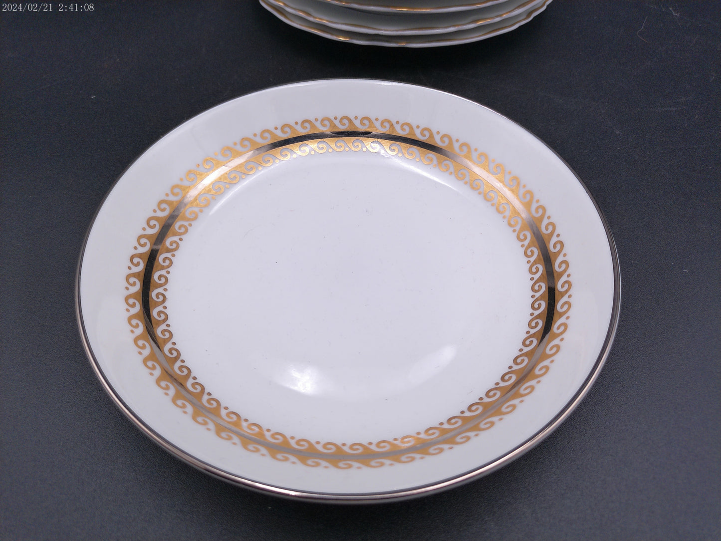 Bone China Dinnerware  5 plates and 1 dish Gold design