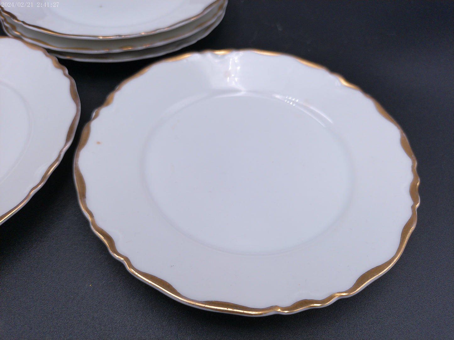 Bone China Dinnerware  5 plates and 1 dish Gold design