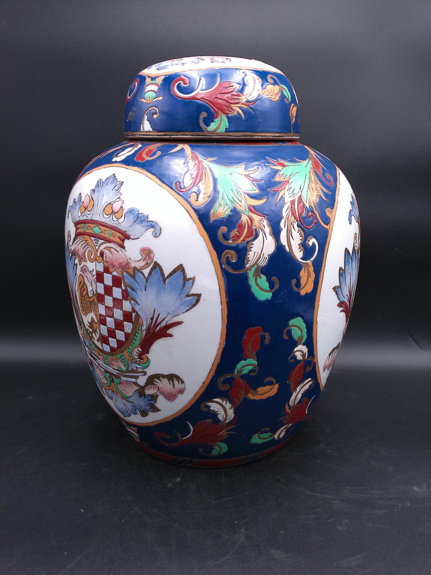 Hand painted Chinese Jar with Coat of Arms Design Vintage