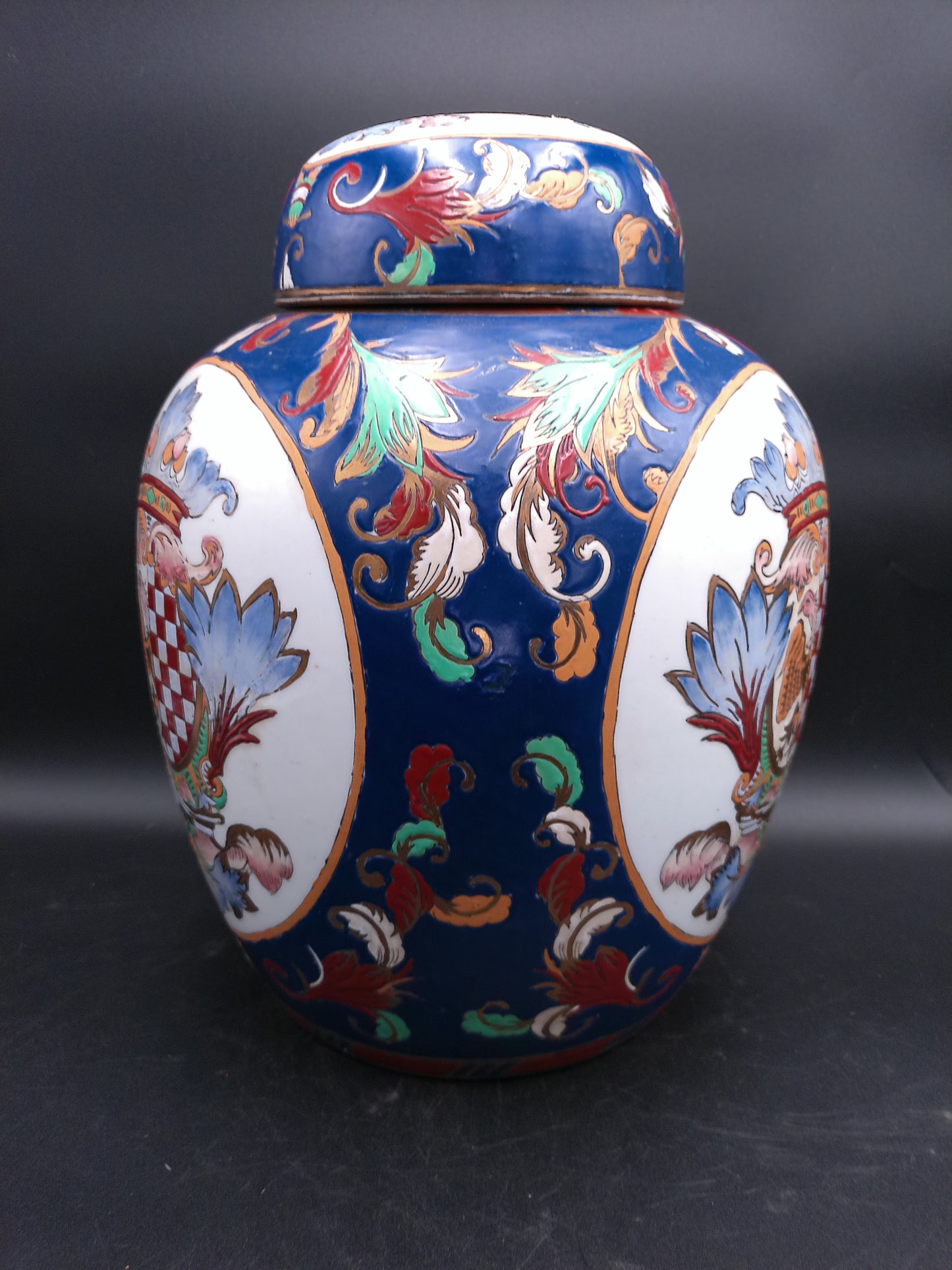 Hand painted Chinese Jar with Coat of Arms Design Vintage