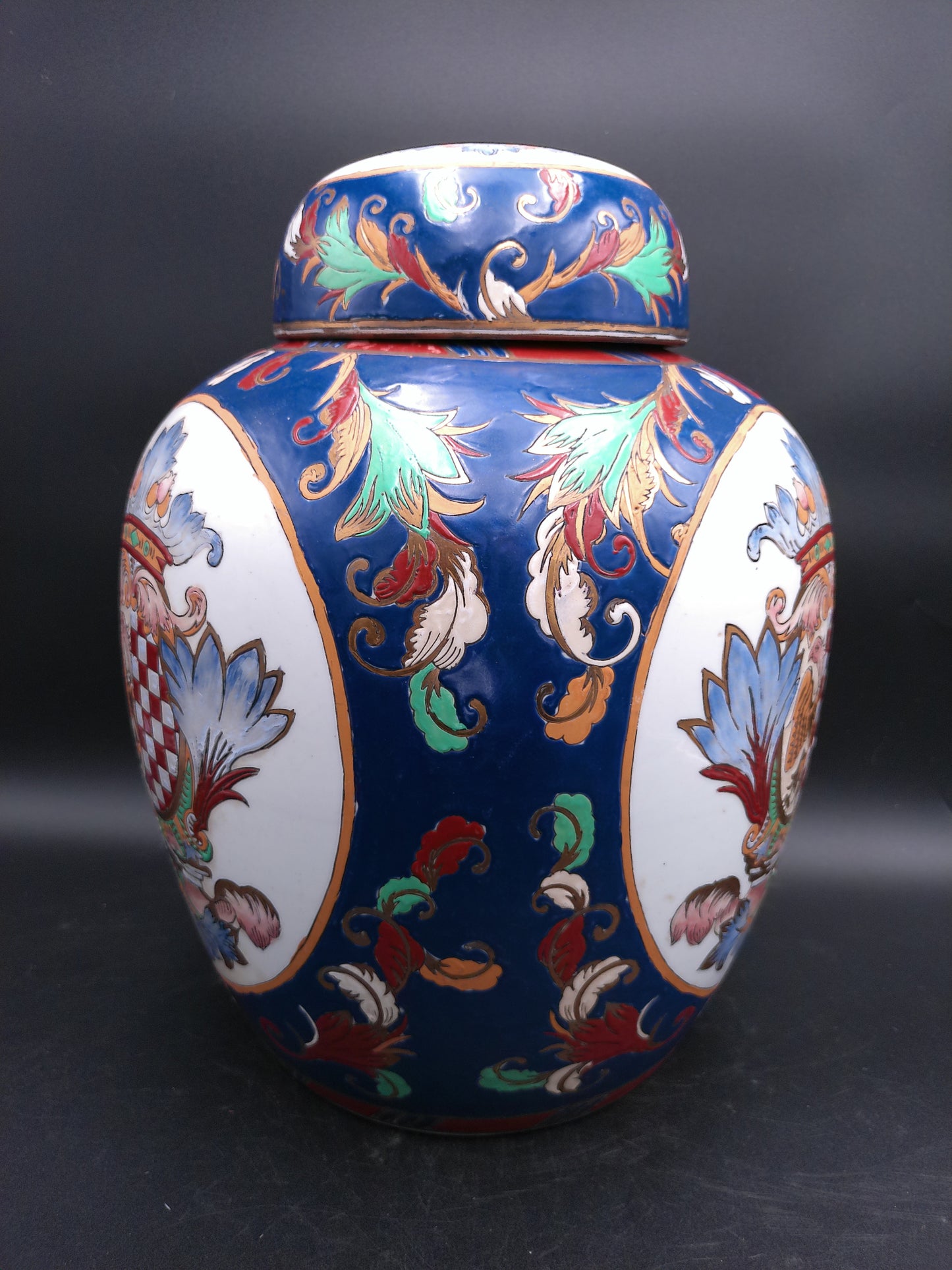 Hand painted Chinese Jar with Coat of Arms Design Vintage
