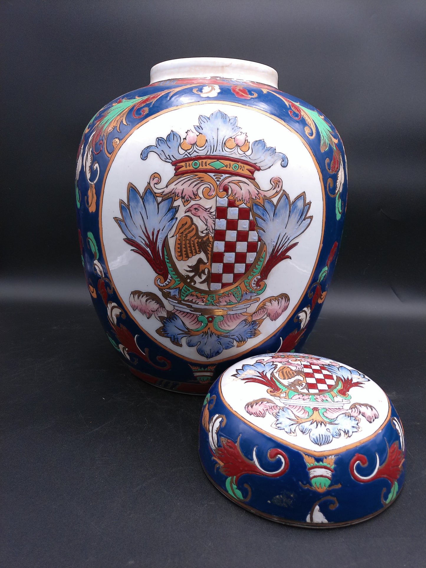 Hand painted Chinese Jar with Coat of Arms Design Vintage