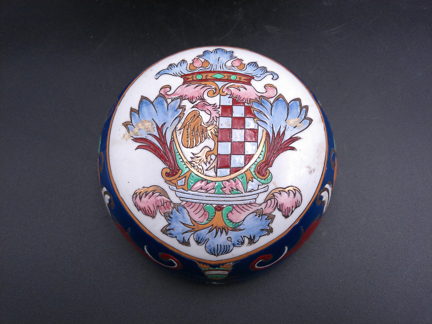 Hand painted Chinese Jar with Coat of Arms Design Vintage