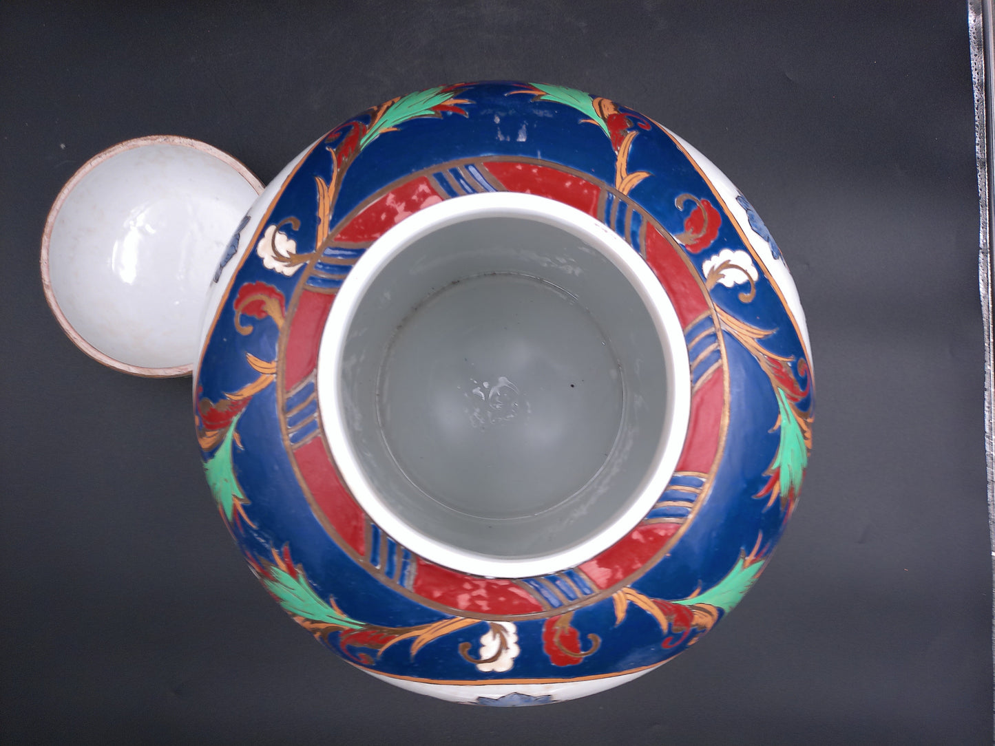 Hand painted Chinese Jar with Coat of Arms Design Vintage