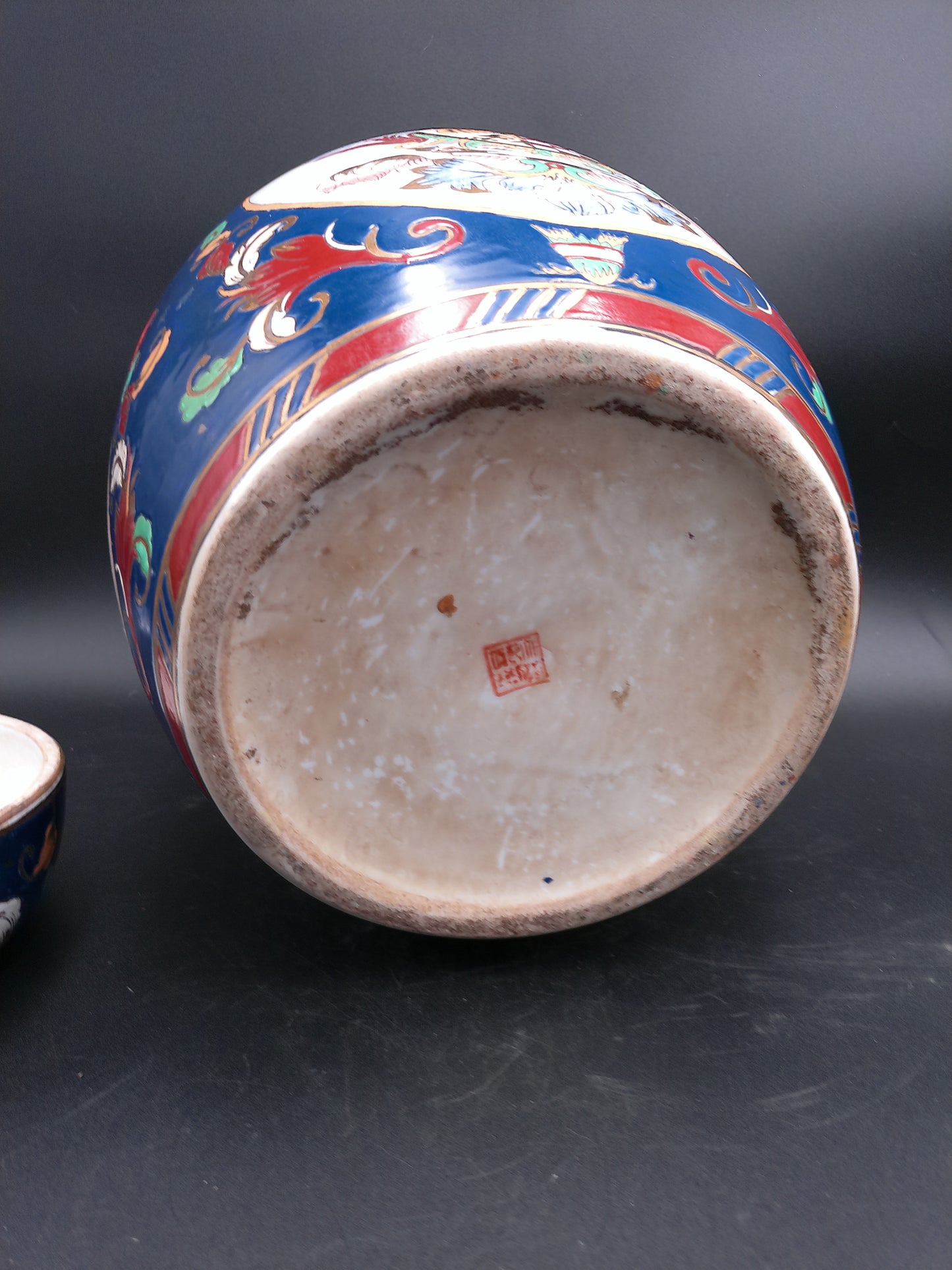 Hand painted Chinese Jar with Coat of Arms Design Vintage